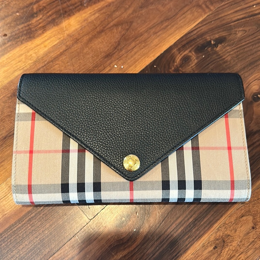 Burberry vintage check wallet with detachable strap - almost new